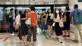 新加坡鬆綁大眾運輸口罩令  多數民眾仍選擇繼續戴新加坡13日起進一步鬆綁室內口罩令，搭乘地鐵、公車等大眾運輸工具不再強制戴口罩；新措施上路首日，多數民眾仍選擇繼續戴。圖為當地地鐵站的人群。中央社記者侯姿瑩新加坡攝  112年2月13日