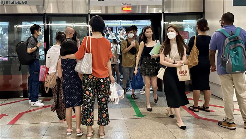 新加坡宣布室內口罩令鬆綁　民眾仍繼續戴