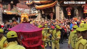 ▲粉紅超跑停駕大甲鎮瀾宮（圖／三立新聞網）