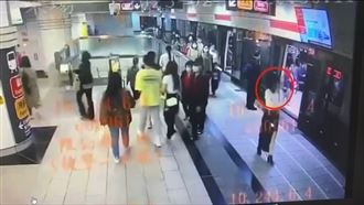 畫面曝！北捷女爆遭中年男割胸　警查真相