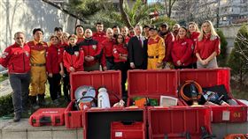 台灣搜救隊將4噸裝備器材捐贈給土耳其當地搜救隊。（圖／消防署提供）