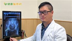謝尚霖醫師提醒，骨鬆有往年輕化發展的趨勢，骨本必須要及早儲存，包括做好基本功如補充鈣質、維生素D、遠離菸酒、規律運動曬太陽等