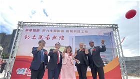 藥華醫藥董事長詹青柳（中）率領經營團隊。（資料照／記者吳康瑋攝）