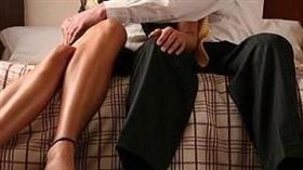 警察當小王和人妻偷情被發現，被逼簽30萬本票。（示意圖／pixabay）