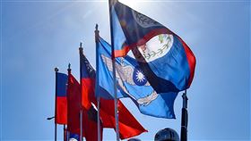 總統府前軍禮迎貝里斯總理（1）貝里斯總理布里仙紐（John Briceno）伉儷應邀於8日至12日率團來台訪問，總統蔡英文9日以軍禮及國宴款待歡迎布里仙紐。圖為三軍儀隊手持青天白日旗與貝里斯國旗進場，象徵兩國友好。中央社記者趙世勳攝  111年3月9日