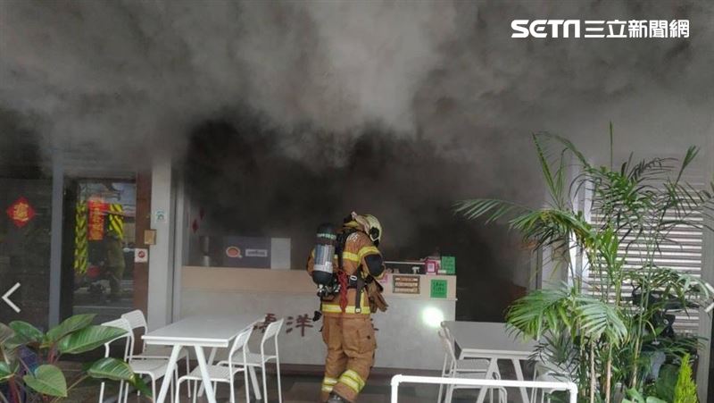 台南早餐店火警！狂竄黑煙延燒鄰居家