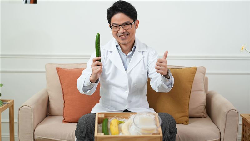 不夠「硬」？徐展元拿小黃瓜突襲夫妻情侶