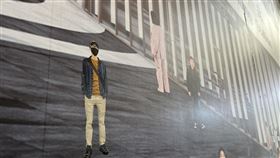 民眾將照片去背後做成貼紙，再自行手動合成到牆上。（圖／翻攝自臉書今日零雀診）