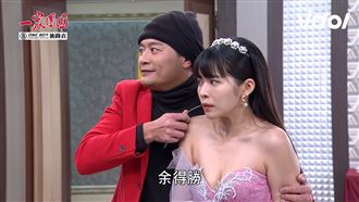 情人節不藏了　台8女神粉紅色洩深溝超辣