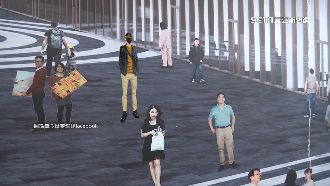 亂貼人像貼紙　高雄火車站牆面遭惡搞