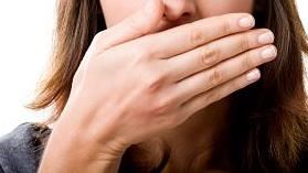 女張嘴「流出臭膿」…竟被這壞習慣害了！