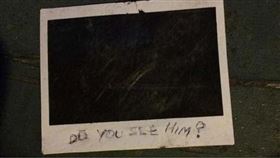 原PO整理閣樓，意外發現詭異全黑照。（圖／翻攝自Reddit）