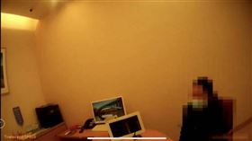 吳女依詐騙集團方指示到銀行匯款，在警方勸說下終於打消匯款念頭。（圖／翻攝畫面）