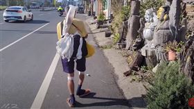  阿伯裹繃帶也要「跟著白沙屯媽祖」…香燈腳看哭：好想遇到他（圖／翻攝自白沙屯媽祖網路電視台）