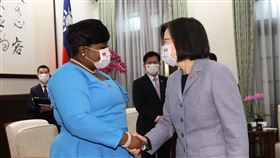 總統接見聖文森及格瑞那丁外長彼德絲訪團（1）總統蔡英文（右）14日在總統府接見聖文森及格瑞那丁外交、外貿、區域統合暨僑務部長彼德絲（Keisal Peters）（左），對訪團表達誠摯歡迎。中央社記者鄭傑文攝  112年2月14日