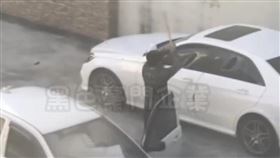 好糗! 男3度持棒闖停車場砸車 最後竟是砸錯車