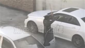 男3度持棒闖停車場砸車　最後竟是砸錯車