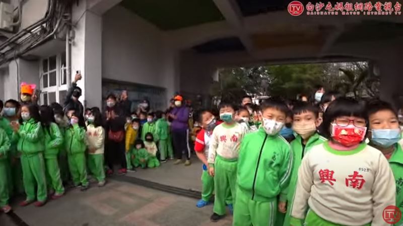 白沙屯媽祖鑾轎停國小！童喊：媽祖我愛你