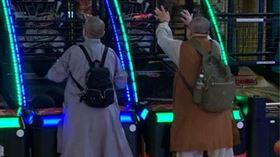 路遇出家人投籃！網笑翻「籃無阿彌投佛」（圖／翻攝自路上觀察學院）
