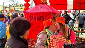媽祖見證！香燈腳情人節超跑旁求婚成功（圖／翻攝畫面）