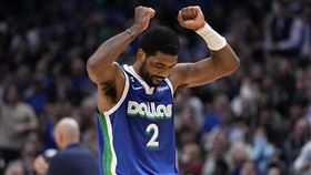 ▲末節厄文（Kyrie Irving）發生「再見傳球失誤」，使獨行俠和勝利擦肩而過。（圖／美聯社／達志影像）