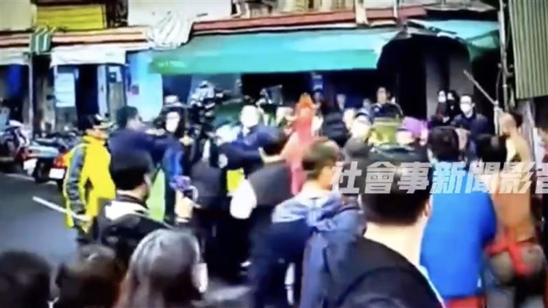 廟會爆衝突乩身急勸架　網笑：阿伯版亂鬥