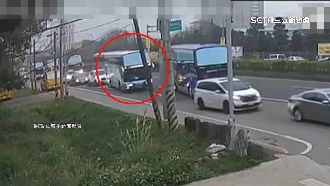 路上玩「擋拆」！遊覽車卡位讓同伴插隊