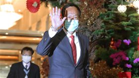 郭台銘：能為台灣做事義不容辭鴻海創辦人郭台銘（前）有意重回國民黨爭取總統提名，他14日下午前往台北市宏國大樓的前立法院長王金平辦公室拜訪，兩人商談約1小時。郭台銘會後受訪表示，只要能夠為台灣這片土地做點事情，他不計較任何形式，義不容辭用盡全力。中央社記者裴禛攝  112年2月14日