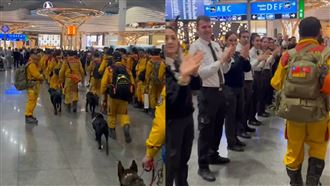 130人5犬抵機場返台　土國民眾狂鼓掌感謝