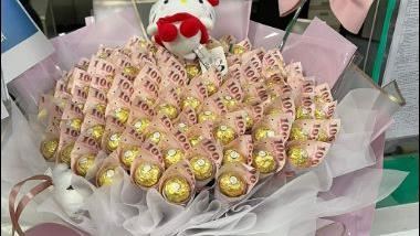 百鈔金莎花束遺失者現身！落寞赴警局領回