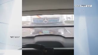 轎車不給超車　拖板車國道逼車甩尾