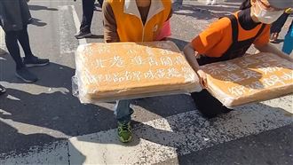 信徒捧「巨蛋糕」跪迎　白沙屯媽停留賜福
