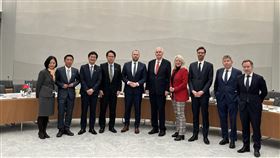 台荷國會交流首例荷蘭眾議院正式接待台灣立委，寫下台荷國會交流歷史性一刻。左起駐荷代表陳欣新、立委許智傑、蔡適應、邱志偉，右起荷蘭議員范哈佳、艾品克、史卓瑪、穆德、德羅恩、赫爾馬。（駐荷代表處提供）中央社記者田習如布魯塞爾傳真  112年2月15日