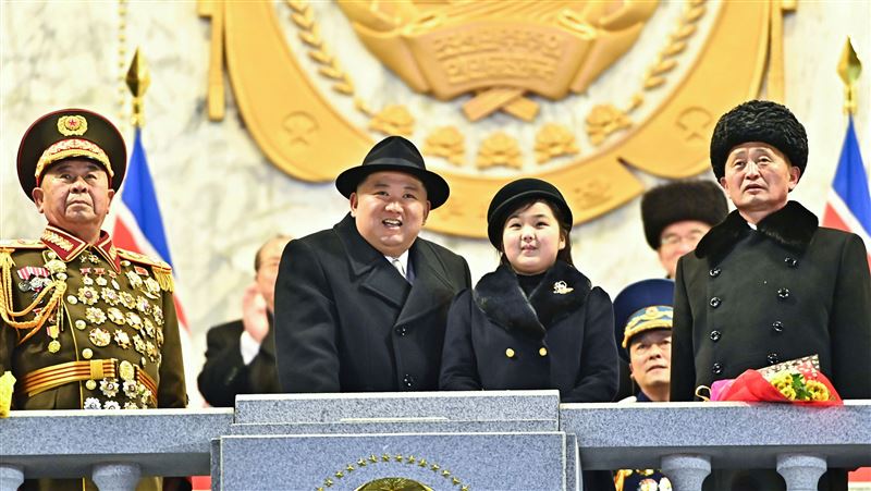 接班人？金正恩閱兵C位竟讓給9歲的她