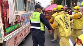 白沙屯媽祖，粉紅超跑，鑾轎，停靠大車邊緩行，避開喪家。(圖／翻攝自白沙屯媽祖網路電視台YT)