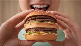 肉量加倍的「無敵大麥克」再次重磅出擊，包含4層100%純牛肉，滿足嗜肉族對於多汁肉排的絕對慾望。（圖／品牌業者提供）