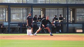 ▲賈吉（Aaron Judge）春訓在一壘接球。（圖／翻攝自Bryan Hoch推特）
