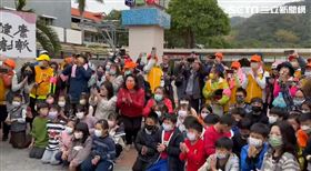 白沙屯媽祖，二水，復興國小，小學生喊媽祖我愛你，鑾轎轉彎，第一次進校園（圖／翻攝畫面）