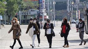 寒流影響  注意保暖防寒害（2）氣象專家吳德榮表示，29日至30日清晨仍受寒流影響，各地氣溫偏低，夜間在輻射冷卻加持下，清晨局部平地最低氣溫在攝氏6度左右，要注意保暖、防寒害。圖為南港區民眾穿著厚重冬衣出門。中央社記者鄭傑文攝  112年1月29日