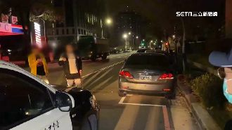 醉男遇盤查謊報身分　友擋警車不讓離去