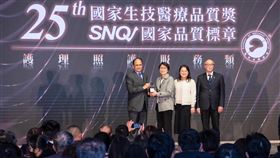 立法院長游錫堃（左一）、林口長庚護理部余文彬主任（左二）及林口長庚陳建宗院長（右一）（圖／長庚醫院提供）