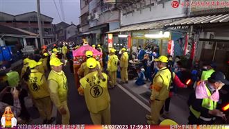 白沙屯媽祖忽轉進窄巷　網驚：怎知有小孩