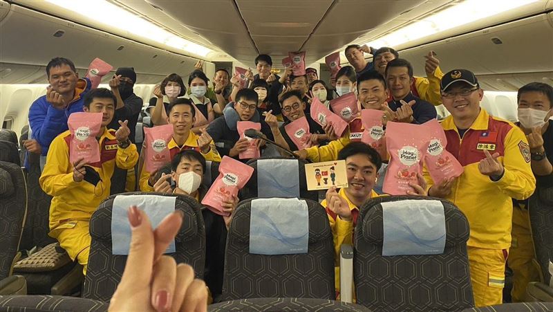 搜救隊捧「暖心蛋糕」合照曝光：你們最棒