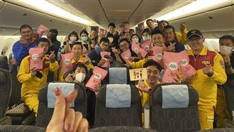 搜救隊捧「暖心蛋糕」合照曝光：你們最棒