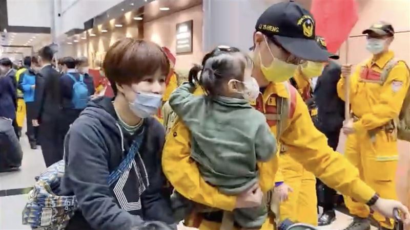 台灣搜救隊抵台！妻小接機擁抱：歡迎回家