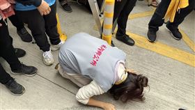 林內鄉公所幼兒園長向媽祖磕頭。（圖／記者李依璇攝影）