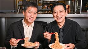 梁朝偉（左）和高捷（右）首映結束去吃涼麵。（圖／牽猴子提供）