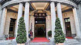 疫情燒進監察院  累計1確診、3快篩陽性本土疫情持續延燒，監察院也有1名員工確診與1名公務駕駛快篩陽性，院方7日表示，獲報後隨即對相關接觸者共41人快篩，截至中午再發現2位駕駛呈現陽性反應，隨即到醫院進行PCR檢測，其餘接觸者則先居家辦公。圖為監察院大樓。中央社記者張皓安攝  111年4月7日