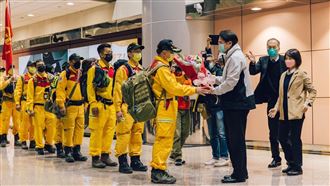 台灣搜救隊返國　林右昌接機讚這句