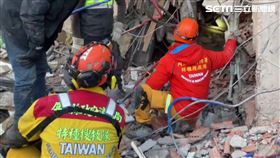 屏東縣政府消防局特搜大隊在土耳其災區搜救過程。（圖／翻攝畫面）